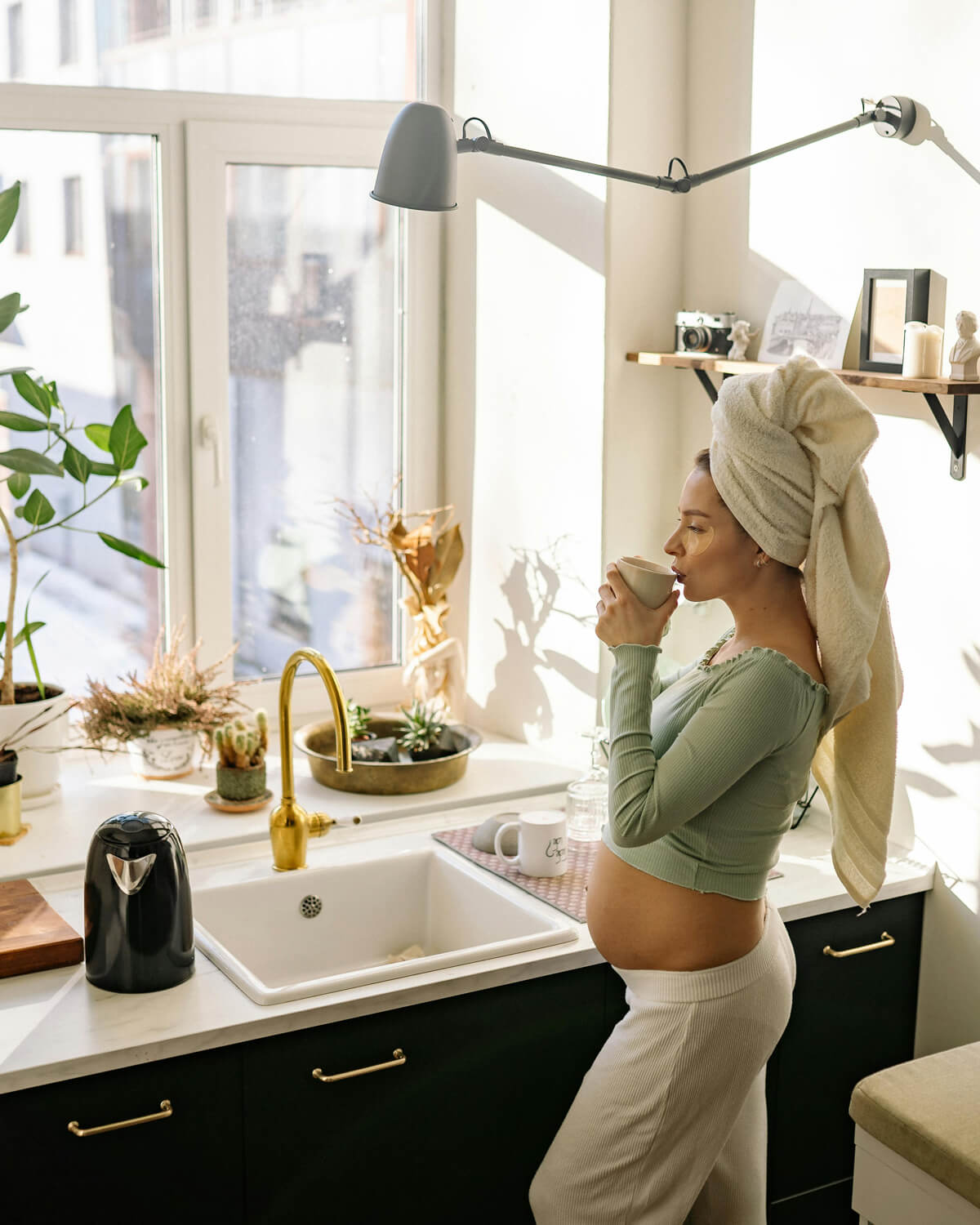 pregnant woman drinking organic tea